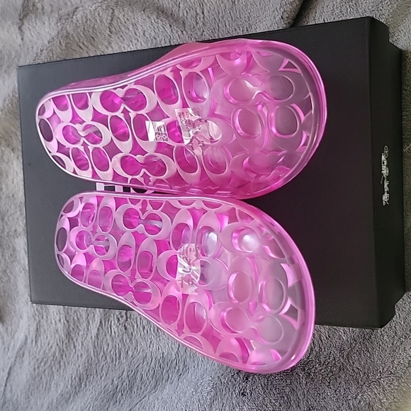 Brand new Coach slides - Picture 2 of 4